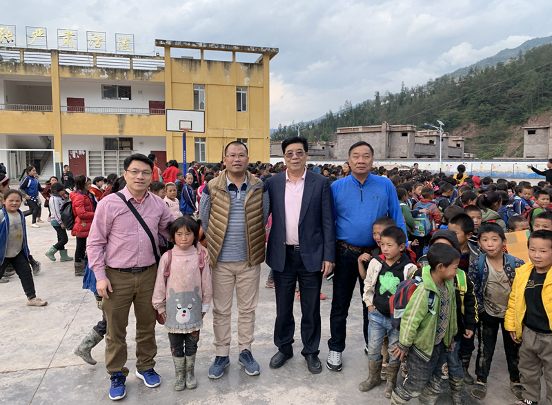 2014年起，公司每年組織員工代表不定期到順德區結對扶貧地區、大良地區特困戶、鳳城敬老院、順德兒童福利院，進行愛心扶助。